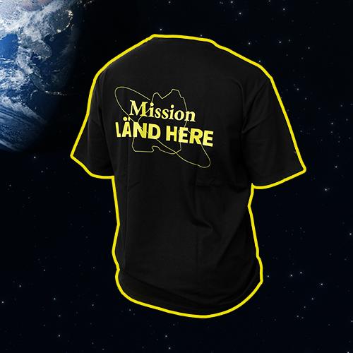 Schwarzes T-Shirt mit Mission LÄND HERE Aufdruck